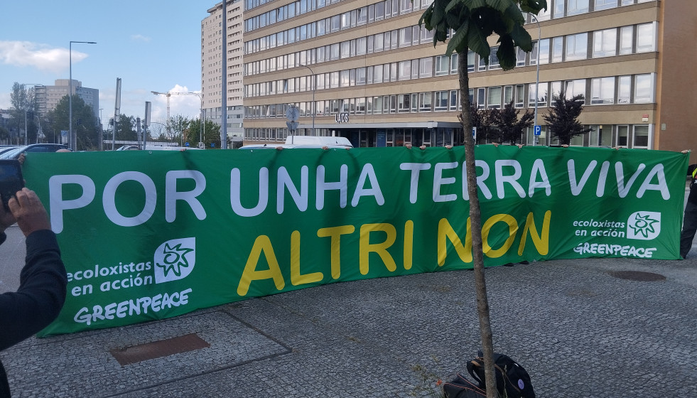 Protesta de ecologistas gallegos frente a la sede de Altri