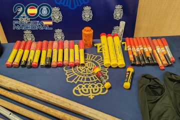 Material intervenido en un local frecuentado por Riazor Blues