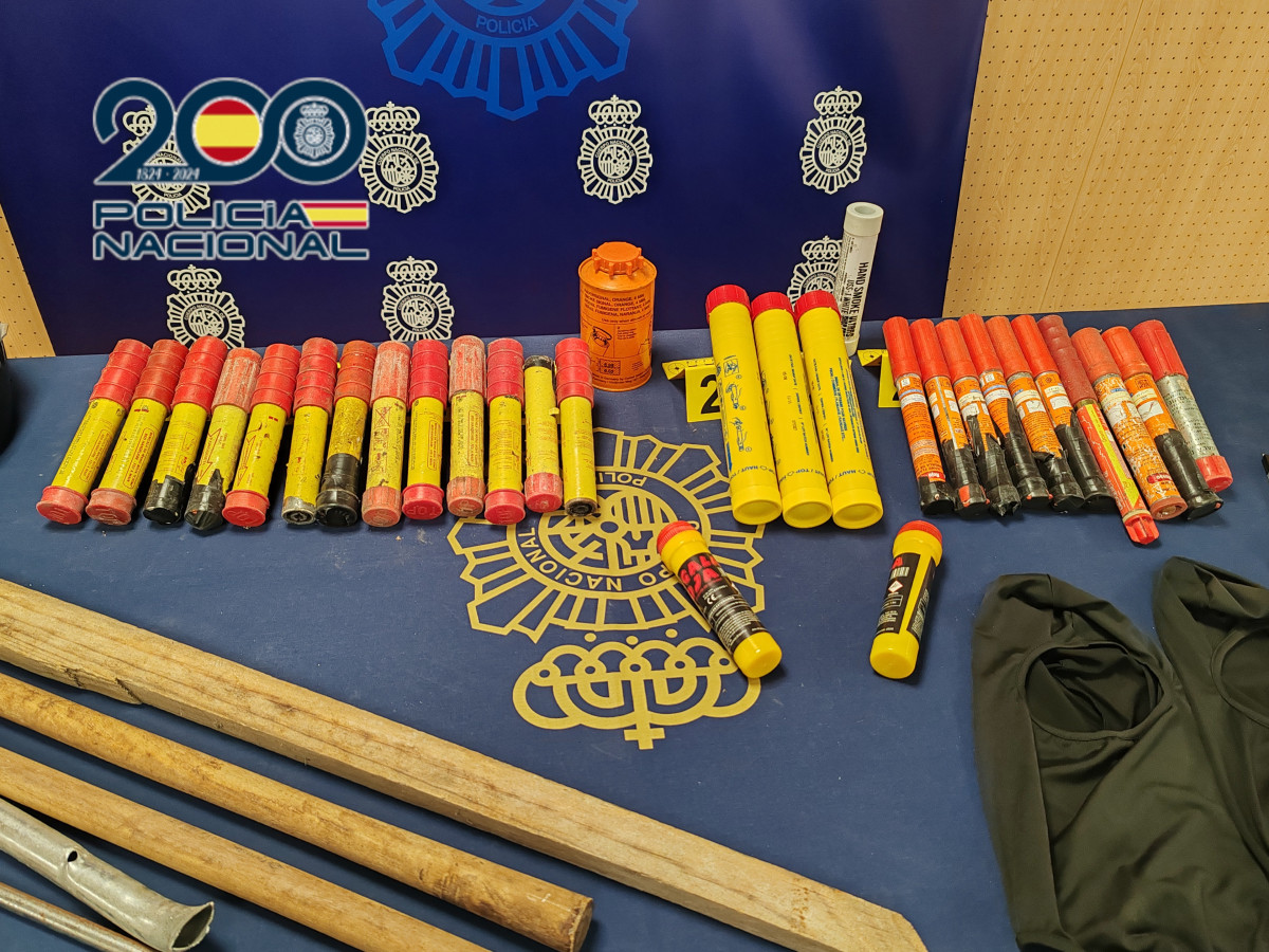 Material intervenido en un local frecuentado por Riazor Blues