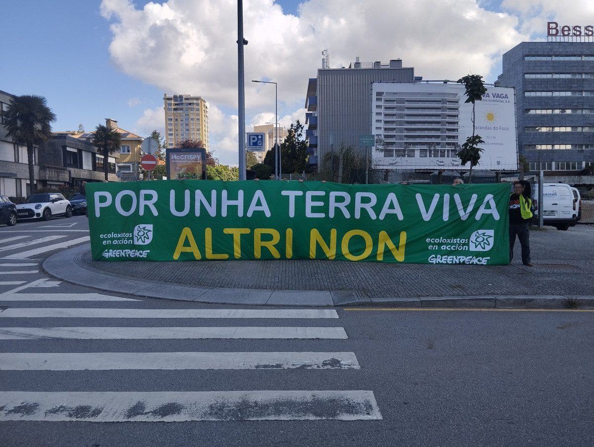 Protesta en Oporto de Ecoloxistas en Acción contra Altri