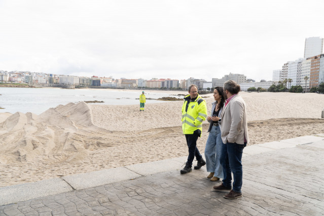 Trabajos de retirada de la duna en la playa de Riazor en A Coruña