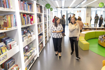 La alcaldesa de A Coruña, Inés Rey, visita la biblioteca de Los Rosales