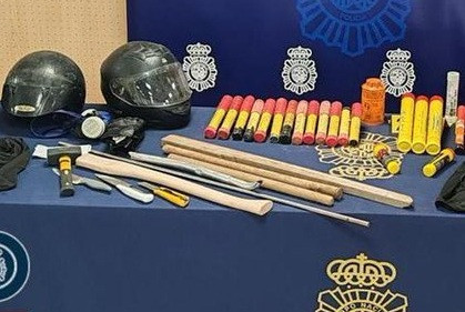 VÍDEOS | Enfrentamiento entre Riazor Blues y decenas de ultras del Leganés armados con bengalas, armas blancas y hachas