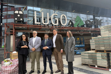 El delegado del Gobierno en Galicia, Pedro Blanco, junto al alcalde de Lugo, Miguel Fernández, y el secretario xeral del PSdeG, José Ramón Gómez Besteiro, en la estación intermodal de Lugo.
