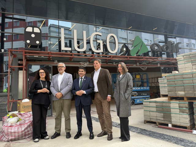 El delegado del Gobierno en Galicia, Pedro Blanco, junto al alcalde de Lugo, Miguel Fernández, y el secretario xeral del PSdeG, José Ramón Gómez Besteiro, en la estación intermodal de Lugo.
