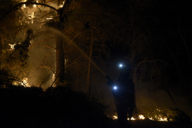 Archivo - Bomberos forestales en uno de los incendios registrados el pasado verano.
