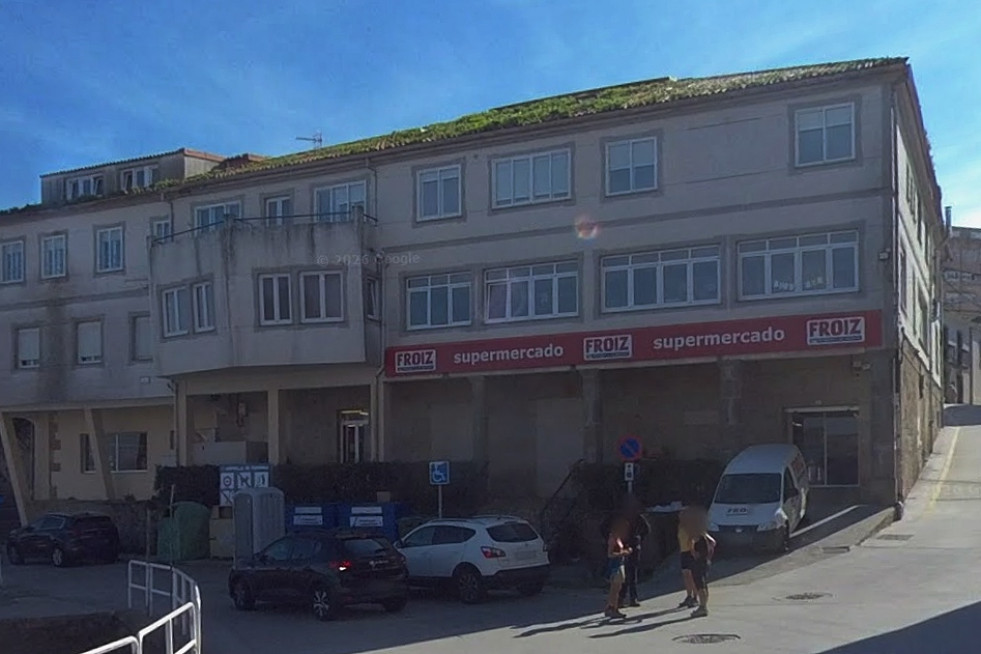 El Centro de Menores está situado en el piso superior del bajo donde opera el Supermercado Froiz de Fisterra