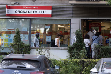 Archivo - Varias personas hacen cola en una oficina del SEPE, a 4 de agosto de 2025, en Madrid (España). El paro registrado en las oficinas de los servicios públicos de empleo bajó en 1.357 persona