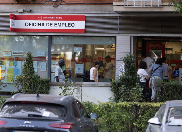 Archivo - Varias personas hacen cola en una oficina del SEPE, a 4 de agosto de 2025, en Madrid (España). El paro registrado en las oficinas de los servicios públicos de empleo bajó en 1.357 personas en julio en relación con el mes anterior (-0,06%) hasta