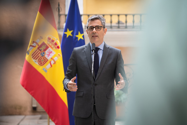 El ministro de la Presidencia, Justicia y Relaciones con las Cortes, Félix Bolaños, atiende a los medios de comunicación, en el Palacio de Parcent, a 4 de mayo de 2026, en Madrid.
