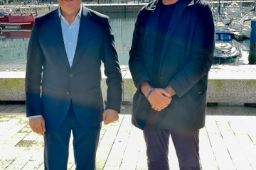 El presidente de la Autoridad Portuaria de A Coruña, Martín Fernández Prado, y el historiador Suso Martínez, presentan las visitas guiadas al puerto