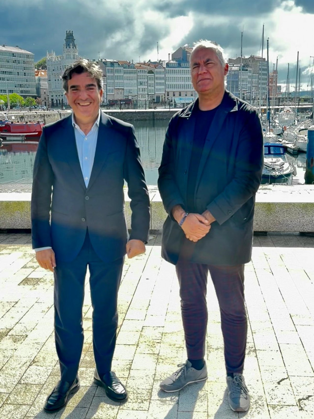 El presidente de la Autoridad Portuaria de A Coruña, Martín Fernández Prado, y el historiador Suso Martínez, presentan las visitas guiadas al puerto