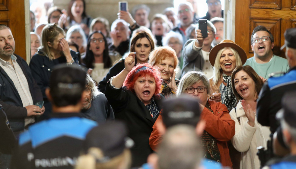 Varios vecinos interrumpen el último pleno ordinario en Lugo antes de la moción de censura el próximo 7 de mayo, en el Ayuntamiento de Lugo, a 30 de abril de 2026, en Lugo, Galicia.