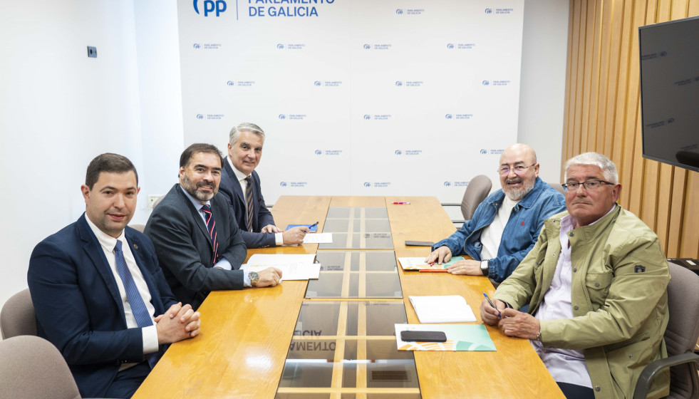 El portavoz parlamentario del PPdeG, Alberto Pazos, junto a otros cargos del PP, se reúne con los responsables del sindicato Unións Agrarias