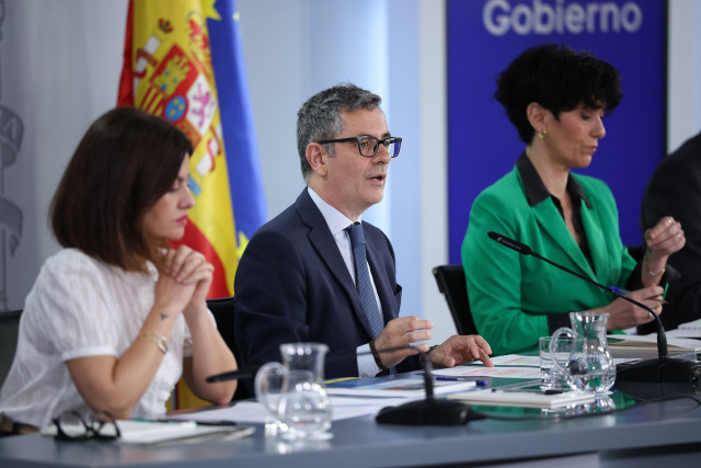 (I-D) La ministra de Juventud e Infancia, Sira Rego; el ministro de la Presidencia, Justicia y Relaciones con las Cortes, Félix Bolaños, y la ministra de Inclusión, Seguridad Social y Migraciones y portavoz del Gobierno, Elma Saiz, durante la rueda de pre