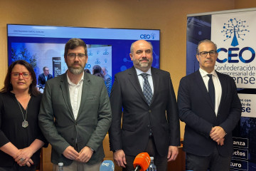 El presidente de la Confederaciñon de Empresarios de Ourense (CEO), David Martínez, y el secretario general de Emprego e Relacións Laborais, Pablo Fernández, presentan las conclusiones del I Obser