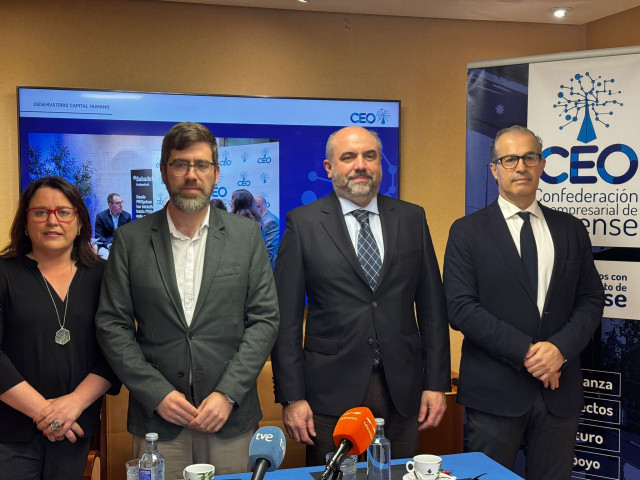 El presidente de la Confederaciñon de Empresarios de Ourense (CEO), David Martínez, y el secretario general de Emprego e Relacións Laborais, Pablo Fernández, presentan las conclusiones del I Observatorio CEO sobre Capital Humano