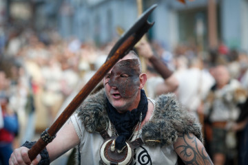 Archivo - Una persona durante el desfile de Asociaciones del Arde Lucus 2025, a 14 de junio de 2025, en Lugo, Galicia