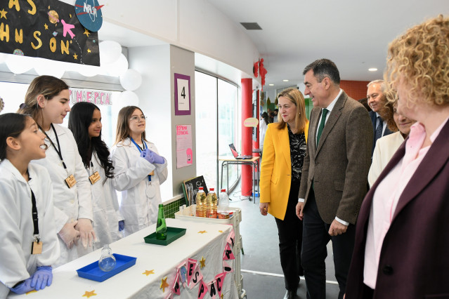 El conselleiro de Educación, Ciencia, Universidades e FP, Román Rodríguez, visita el colegio Ramón Cabanillas en Santiago
