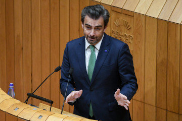 El conselleiro de Presidencia, Xustiza e Deportes, Diego Calvo, en el Parlamento