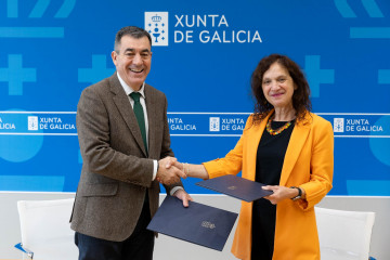 El conselleiro de Educación, Ciencia, Universidades e FP, Román Rodríguez, y la decana del Colegio de Psicólogos de Galicia, María Rosa Álvarez.