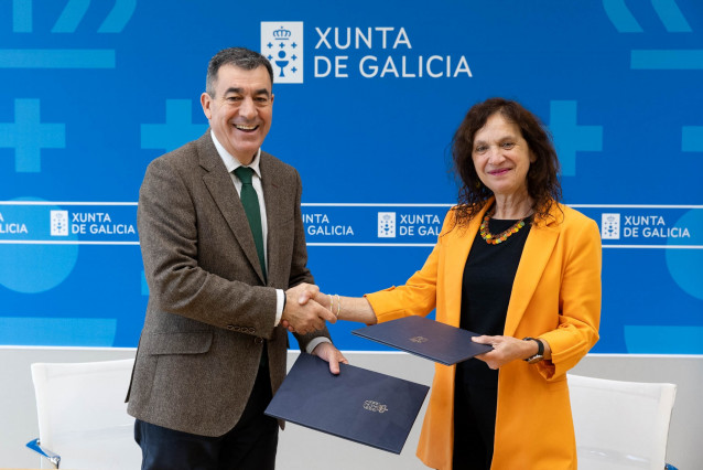 El conselleiro de Educación, Ciencia, Universidades e FP, Román Rodríguez, y la decana del Colegio de Psicólogos de Galicia, María Rosa Álvarez.