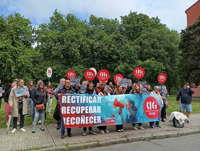 CIG-Ensino se concentra ante la Xunta para denunciar su 