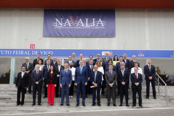 Archivo - Foto de familia en la visita del rey Felipe a Navallia en 2022.