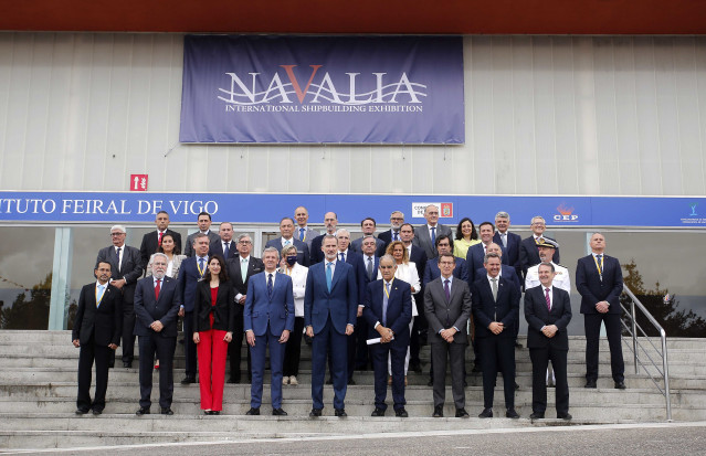 Archivo - Foto de familia en la visita del rey Felipe a Navallia en 2022.
