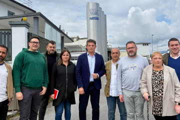 El secretario xeral del PSdeG, José Ramón Gómez Besteiro, se reúne con el Comité de Empresa de la planta de Nestlé en Pontecesures (Pontevedra)