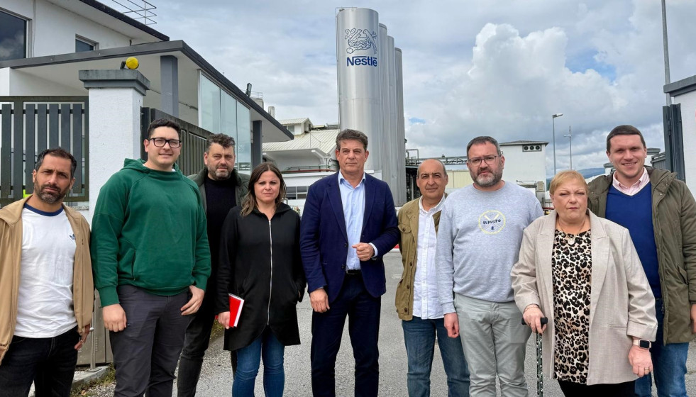 El secretario xeral del PSdeG, José Ramón Gómez Besteiro, se reúne con el Comité de Empresa de la planta de Nestlé en Pontecesures (Pontevedra)