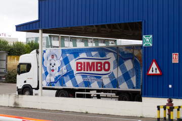 Archivo - Un camión en la fábrica de Bimbo, a 26 de septiembre de 2024, en Valladolid, Castilla y León (España). Los máximos representantes de Bimbo España han trasladado hoy que la decisión de