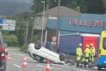 Imagen del coche volcado en Mos este miércoles.
