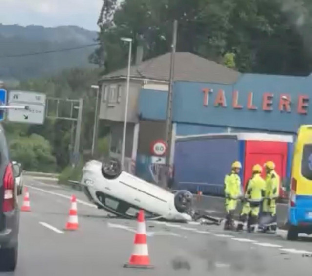 Imagen del coche volcado en Mos este miércoles.