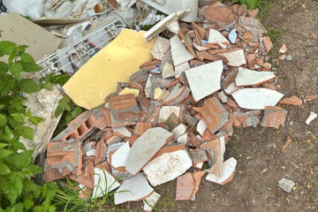 Vertido de escombros en la zona de San Lourenzo, en Santiago de Compostela, a 6 de mayo de 2026.