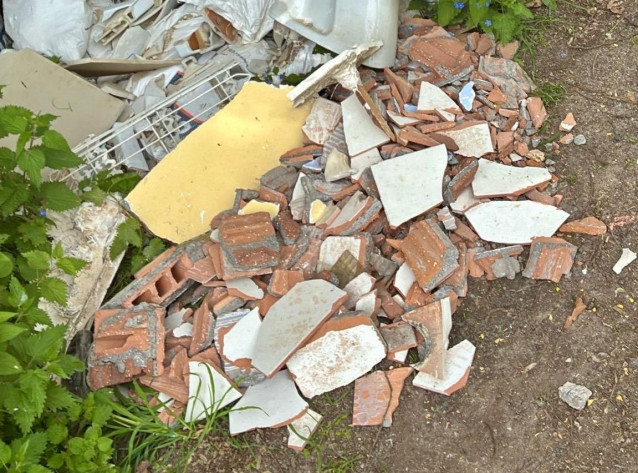 Vertido de escombros en la zona de San Lourenzo, en Santiago de Compostela, a 6 de mayo de 2026.