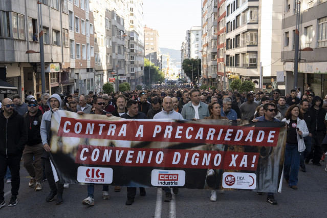Trabajadores del Metal de la provincia de Pontevedra se manifiestan en Vigo, en la primera jornada de huelga convocada por el bloqueo en la negociación del convenio, a 7 de mayo de 2026
