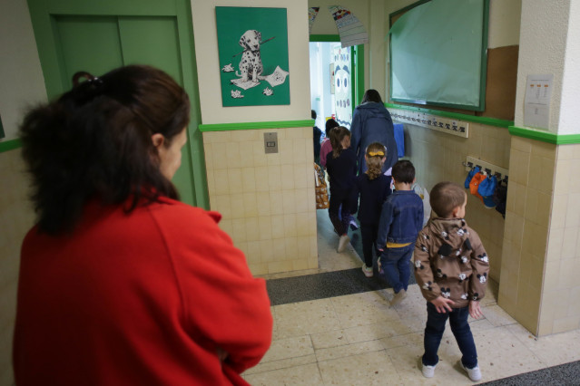 Archivo - Dos profesoras con un grupo de alumnos el día que arranca el curso escolar en Galicia, en el CEIP Eduardo Cela Vila de Triacastela, a 8 de septiembre de 2022, en Triacastela, Lugo, Galicia (España).