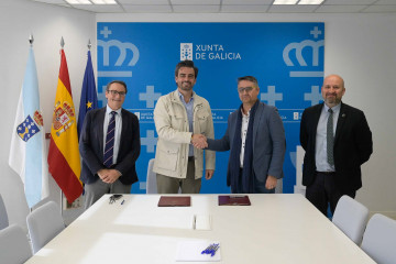 El conselleiro de Presidencia, Xustiza e Deportes, Diego Calvo, y el presidente de la Fundación Galega contra o Narcotráfico, Manuel Antonio Couceiro, firman un convenio de colaboración.
