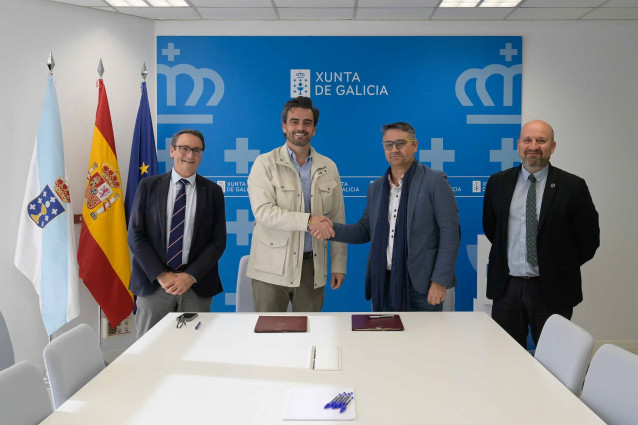 El conselleiro de Presidencia, Xustiza e Deportes, Diego Calvo, y el presidente de la Fundación Galega contra o Narcotráfico, Manuel Antonio Couceiro, firman un convenio de colaboración.