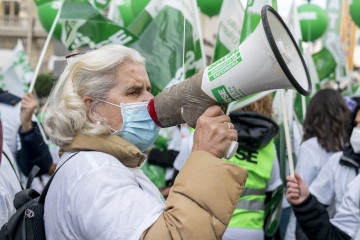 Archivo - Una mujer con un megáfono participa en una concentración de enfermeros, en la Plaza de las Cortes frente al Congreso de los Diputados, a 1 de diciembre de 2021, en Madrid.