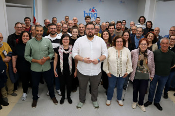Imaxen de Igrexas rodeado de la militancia del BNG.