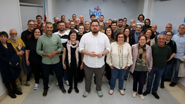 Imaxen de Igrexas rodeado de la militancia del BNG.