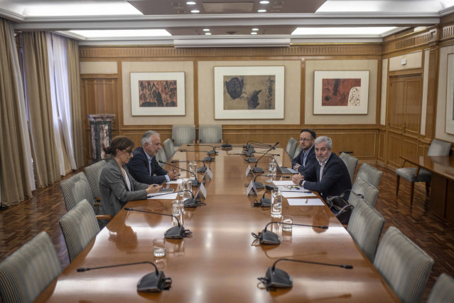 La ministra de Sanidad, Mónica García (1i); el ministro de Política Territorial y Memoria Democrática, Ángel Víctor Torres (2i), y el presidente de Canarias, Fernando Clavijo (1d), durante una reunión, en el Ministerio de Sanidad.