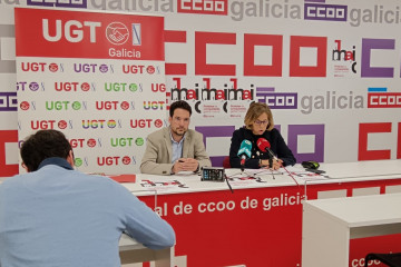 Archivo - Los secretarios xerais de UGT Galicia, Cristóbal Medeiros, y Comisións Obreiras, Amelia Pérez, en rueda de prensa