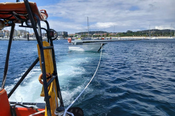 Decomisada una embarcación y 525 kilos de semilla de mejillón en la ría de Pontevedra.