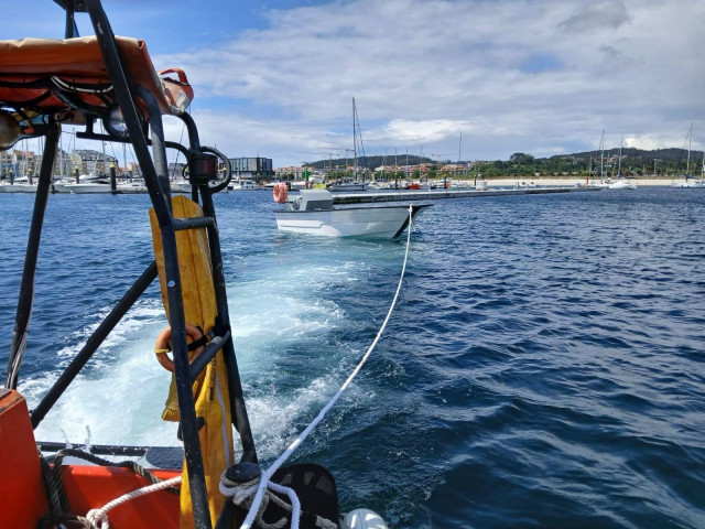 Decomisada una embarcación y 525 kilos de semilla de mejillón en la ría de Pontevedra.