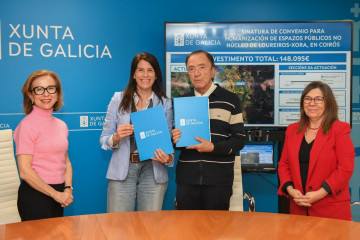 La conselleira de Vivenda e Planificación de Infraestruturas, María Martínez Allegue, y el alcalde de Coirós, Francisco Quintela, firman convenio