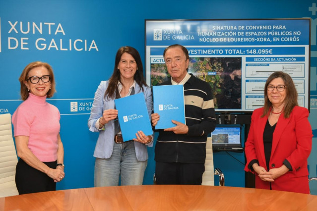 La conselleira de Vivenda e Planificación de Infraestruturas, María Martínez Allegue, y el alcalde de Coirós, Francisco Quintela, firman convenio