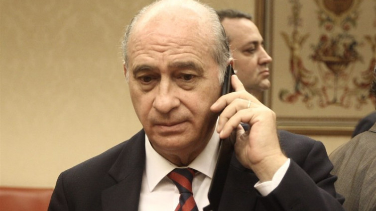 ​El PP 'cuela' a Fernández Díaz en la Comisión de Peticiones